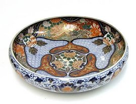 Late Meiji period bowl of Imari palette and large size